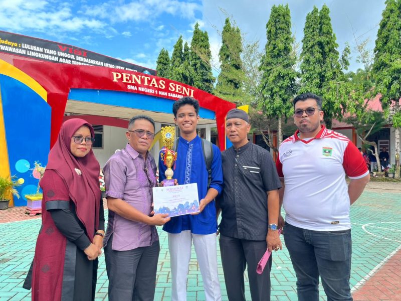 Zulkipli, M.Pd., Berikan Reward bagi Siswa Berprestasi SMAN 1 Nan Sabaris